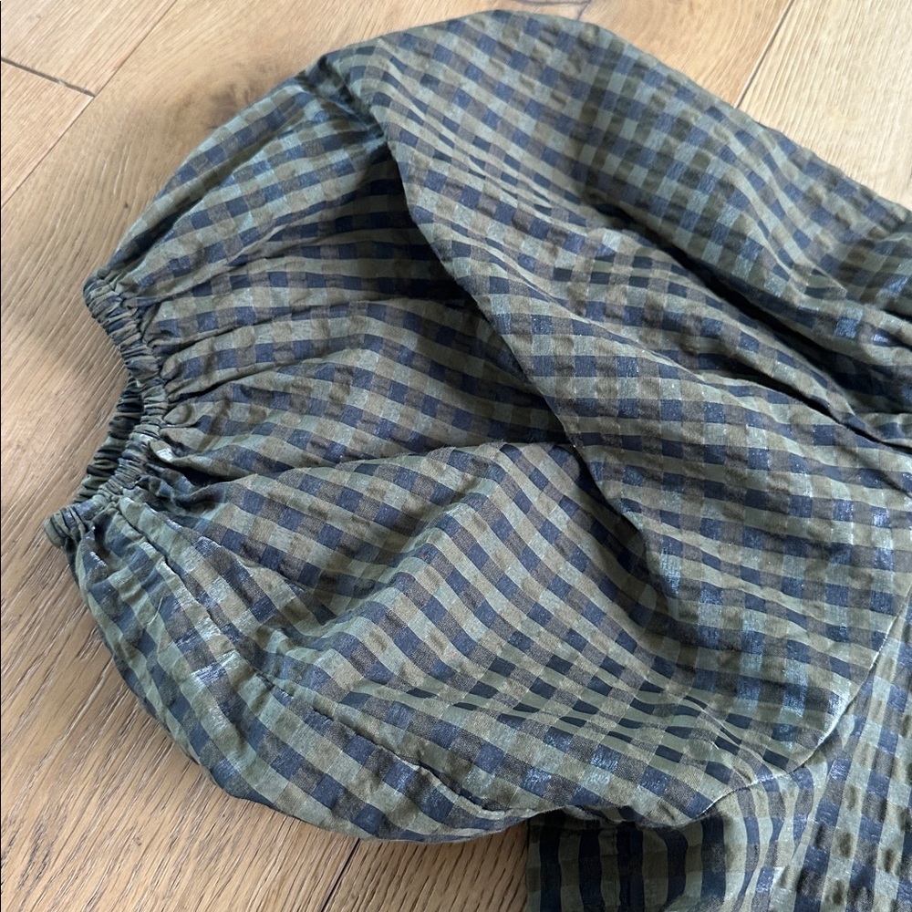 GANNI
SEERSUCKER CHECK SHORT PUFFY SLEEVES TOP women’s Small Olive green gingham - Picture 4 of 6